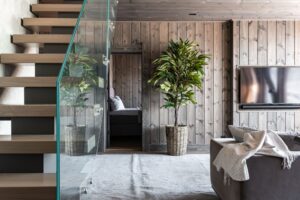 Trappa med glasräcke, vardagsrum med träpanel
