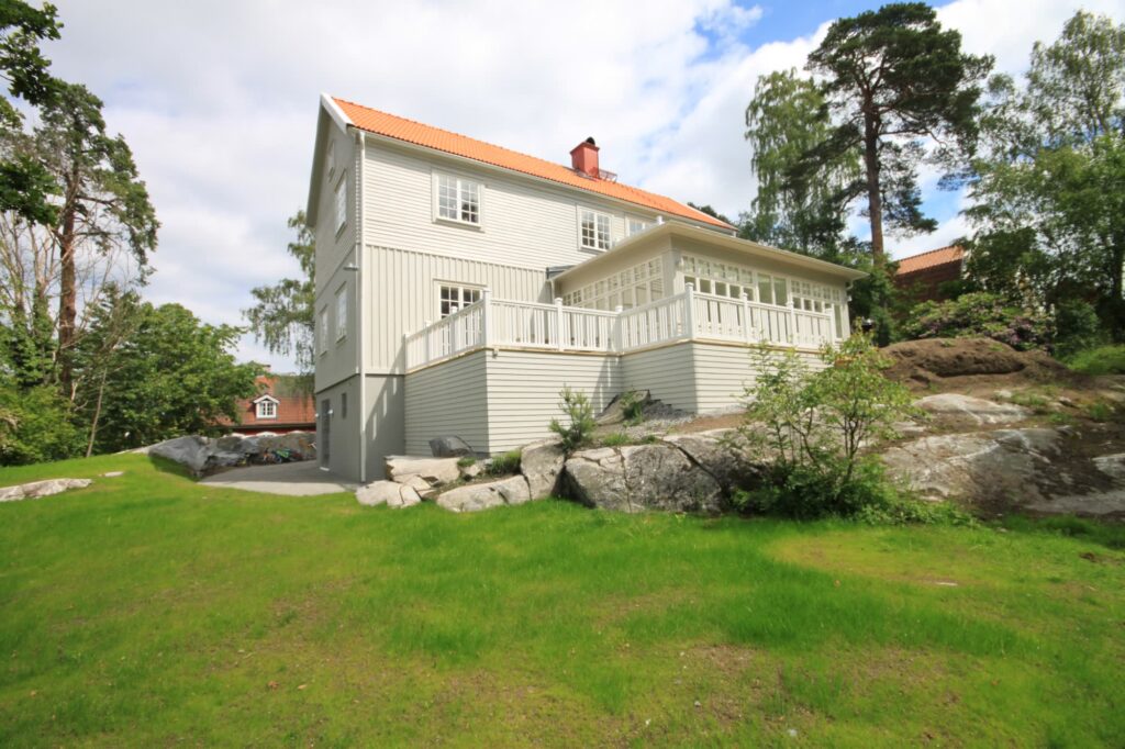 Klassisk villa med nyrenoverad fasad i Danderyd Stocksund