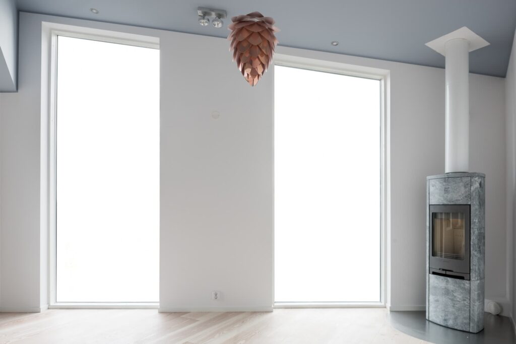 Ljust rum med kamin i modern villa med minimalistisk design på Älgö, Saltsjöbaden