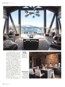 En sida från ett magasin med bilder och text som visar och beskriver ett vackert vardagsrum och ett kök.